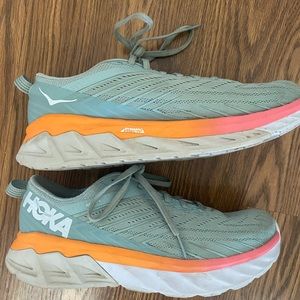 Hoka One One Arahi 4